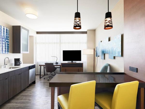 Residence Inn by Marriott Dallas Downtown : photo 1 de la chambre suite 1 chambre lit king-size avec canapé-lit