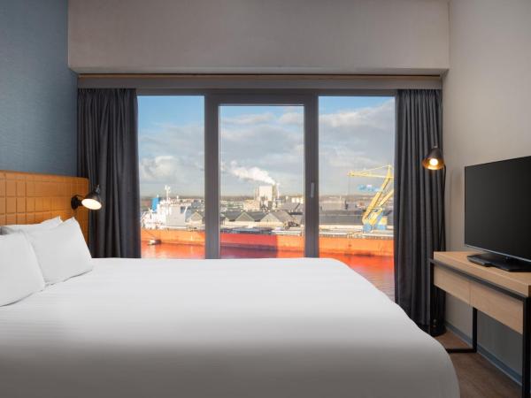 Residence Inn by Marriott Amsterdam Houthavens : photo 4 de la chambre suite 1 chambre lit king-size - vue sur port