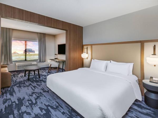Fairfield Inn & Suites Houston Memorial City Area : photo 4 de la chambre suite lit king-size exécutive avec canapé-lit