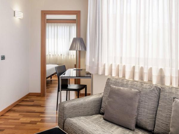 AC Hotel Genova by Marriott : photo 1 de la chambre chambre familiale avec lit king-size et canapé-lit