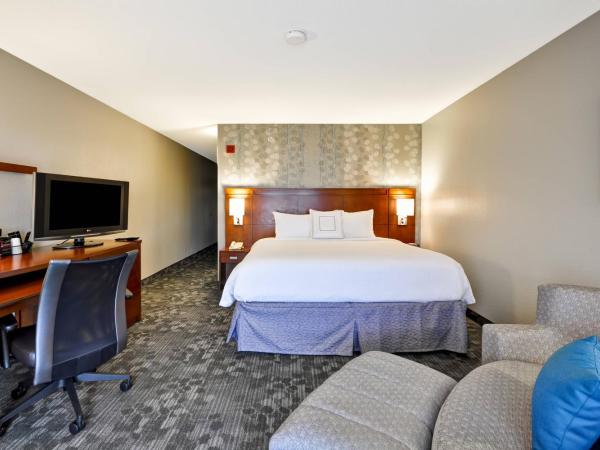 Courtyard by Marriott Jacksonville Airport/ Northeast : photo 1 de la chambre chambre lit king-size deluxe avec canapé-lit