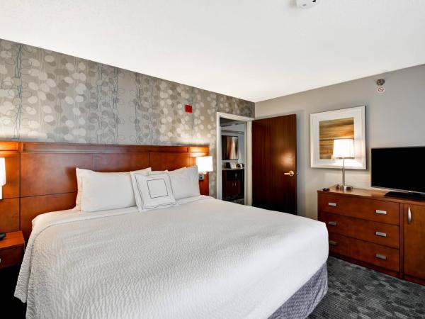 Courtyard by Marriott Jacksonville Airport/ Northeast : photo 2 de la chambre suite lit king-size avec canapé-lit