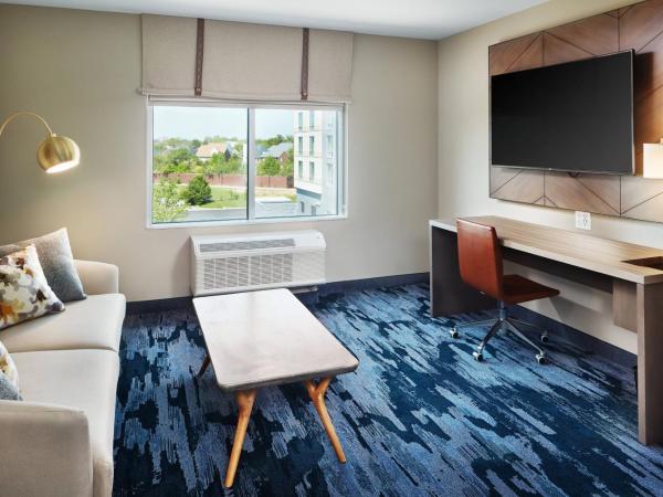 Fairfield Inn & Suites By Marriott Louisville Northeast : photo 1 de la chambre suite lit king-size exécutive avec canapé-lit