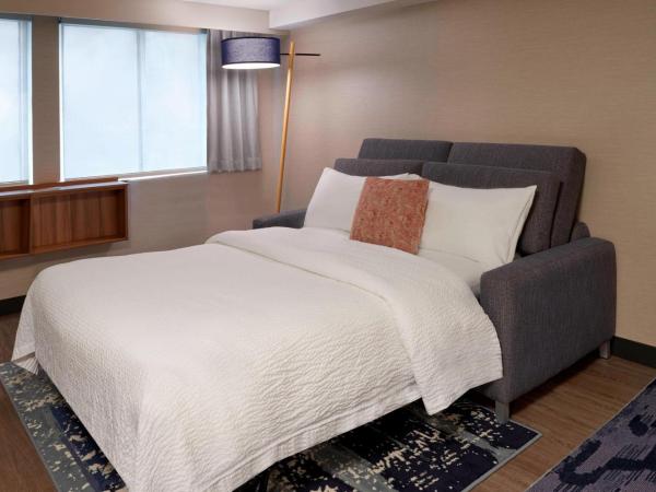 Fairfield Inn by Marriott Montreal Downtown : photo 3 de la chambre suite lit king-size et canapé-lit