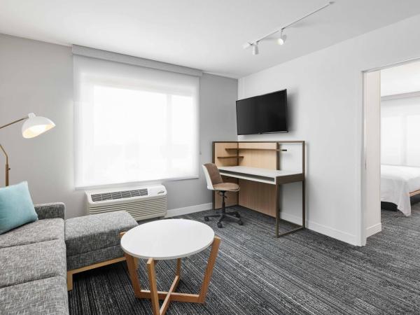 TownePlace Suites by Marriott Tampa Casino Area : photo 1 de la chambre suite 1 chambre avec 1 lit king-size et canapé-lit