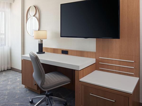 Delta Hotels Calgary Airport In-Terminal : photo 5 de la chambre chambre lit king-size