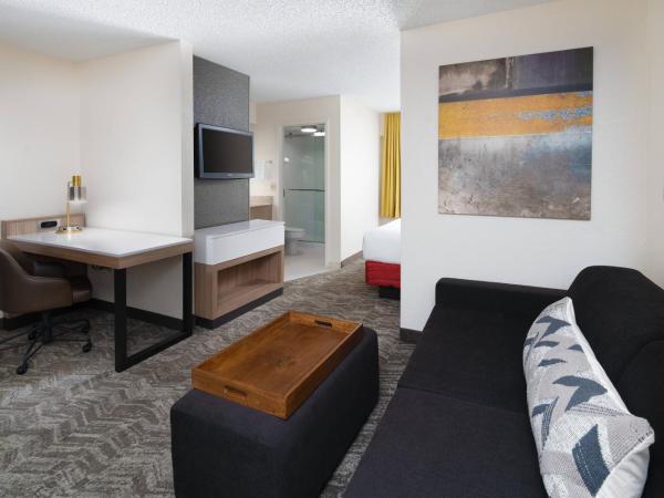 SpringHill Suites Houston Hobby Airport : photo 1 de la chambre suite lit king-size avec canapé-lit