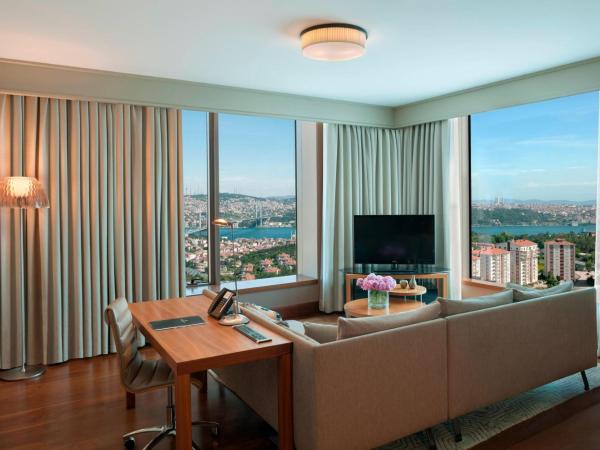 Renaissance Istanbul Polat Bosphorus Hotel : photo 2 de la chambre suite d'angle avec accès au salon - vue sur bosphore