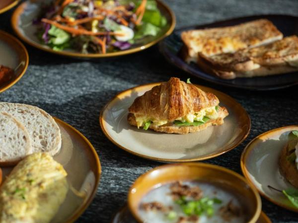 Hyatt Centric Kota Kinabalu : photo 6 de la chambre chambre lit king-size - vue sur colline