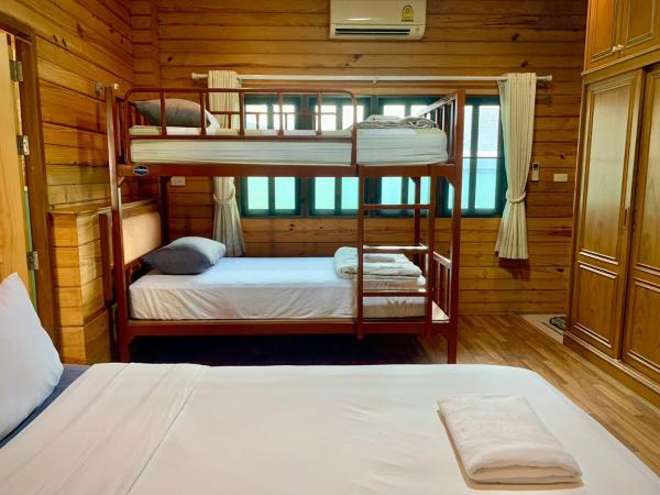 Baan Soontree Resort : photo 10 de la chambre bungalow familial