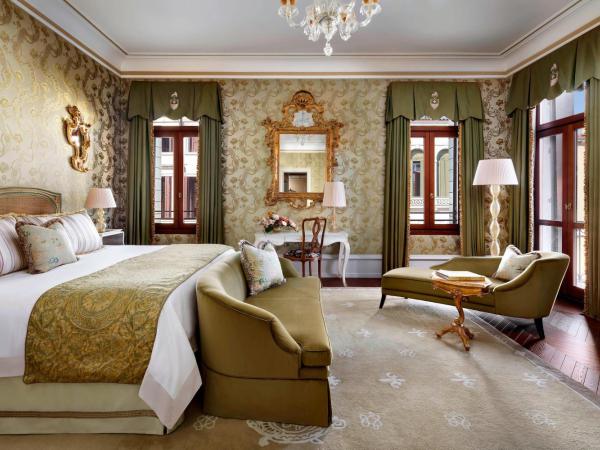 The Gritti Palace, a Luxury Collection Hotel, Venice : photo 5 de la chambre chambre plus spacieuse giglio prestige avec lit king-size ou 2 lits jumeaux/simples - vue sur santa maria del giglio