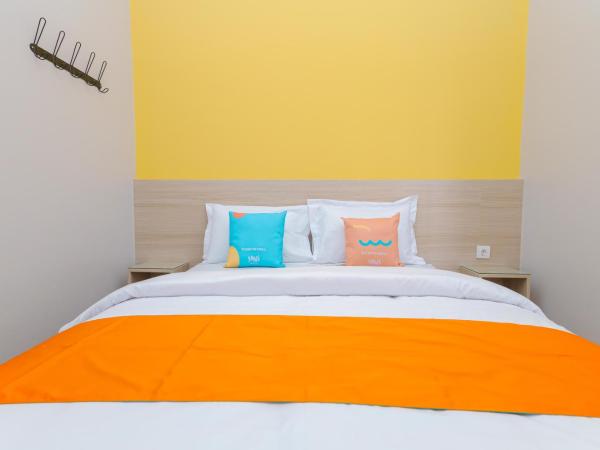 Sans Hotel Clover Ace Surabaya by RedDoorz : photo 2 de la chambre chambre double supérieure
