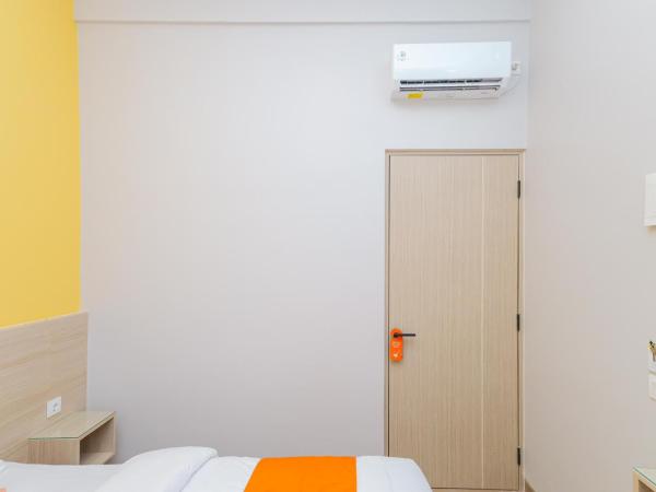 Sans Hotel Clover Ace Surabaya by RedDoorz : photo 3 de la chambre chambre double supérieure