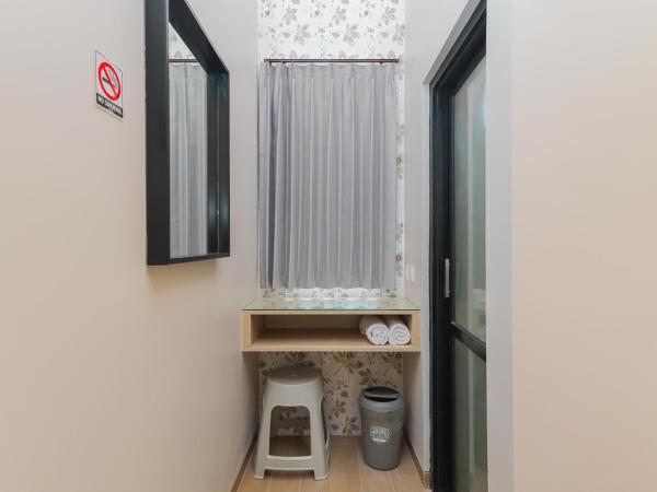 Sans Hotel Clover Ace Surabaya by RedDoorz : photo 5 de la chambre chambre double supérieure