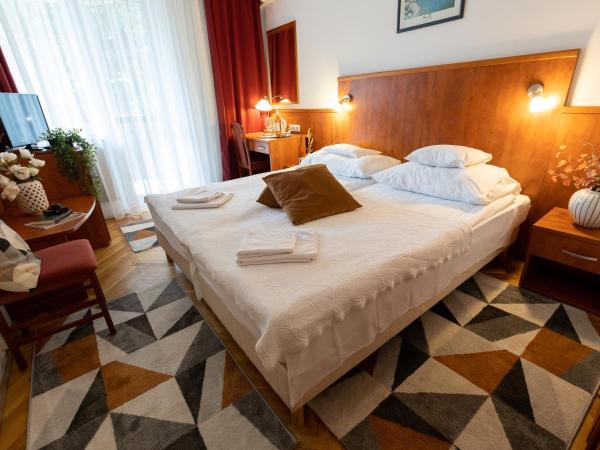 HELIOS Hotel Apartments : photo 7 de la chambre chambre double ou lits jumeaux avec balcon