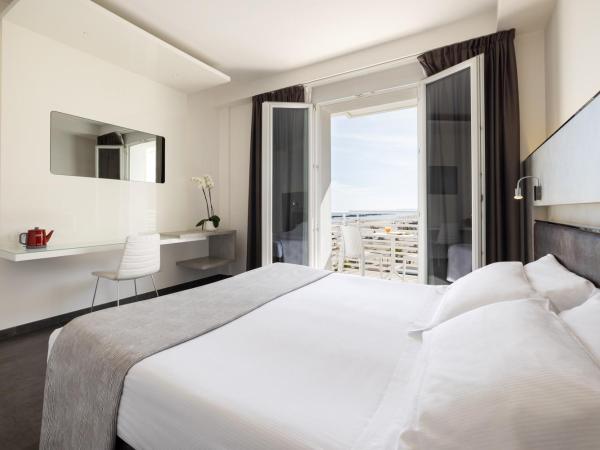 Baldinini Hotel : photo 1 de la chambre chambre double ou lits jumeaux - vue partielle sur mer