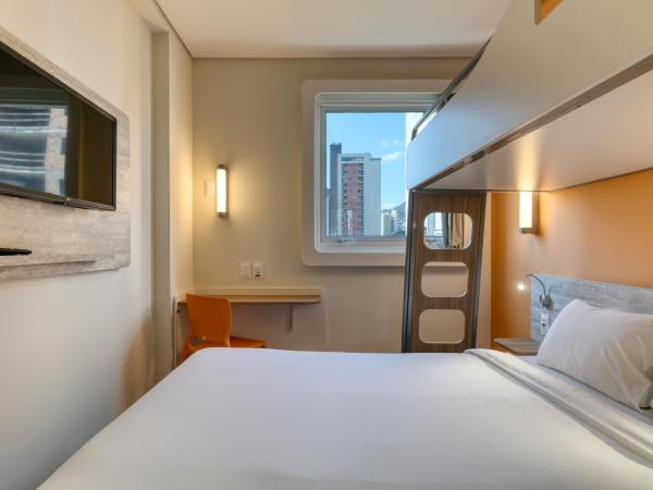 ibis budget BH Savassi : photo 6 de la chambre standard triple room with one double bed and one bunk bed