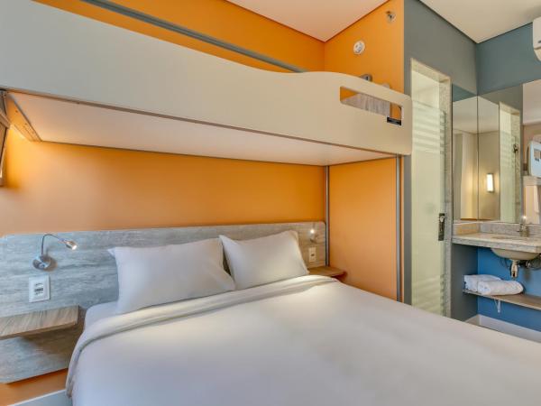 ibis budget BH Savassi : photo 5 de la chambre standard triple room with one double bed and one bunk bed