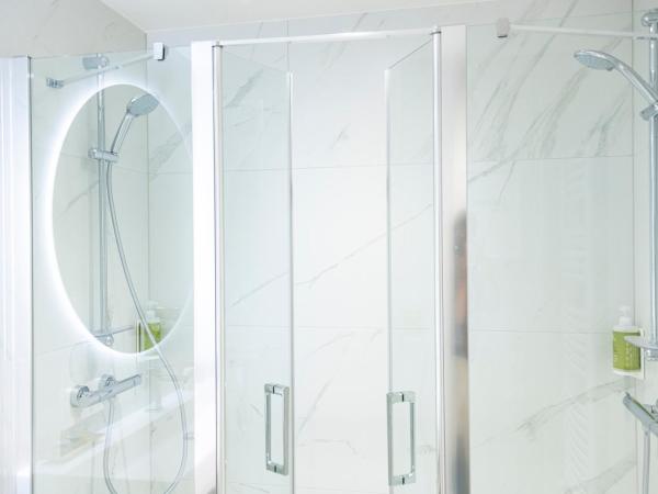 Hotel Beaucour : photo 2 de la chambre chambre double confort avec douche ou baignoire