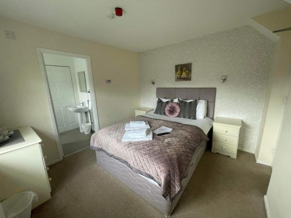 The Bell Inn : photo 2 de la chambre chambre double avec douche - vue sur jardin