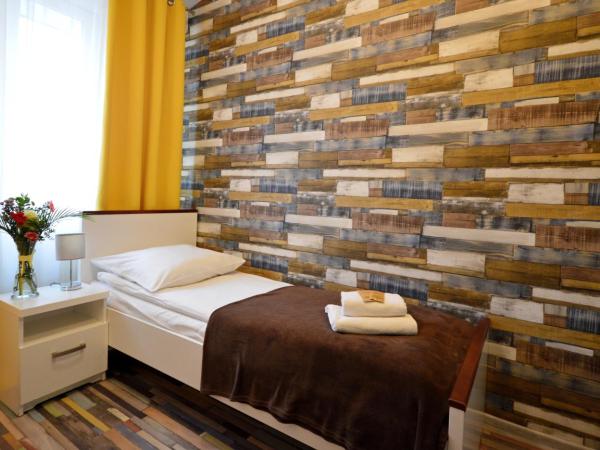 Cracow Central Aparthotel : photo 3 de la chambre chambre lits jumeaux avec baignoire