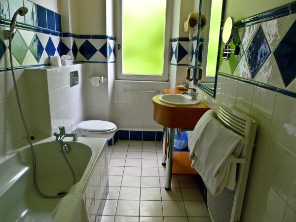 Hotel des Marquisats : photo 3 de la chambre chambre double supérieure avec balcon et vue sur le lac