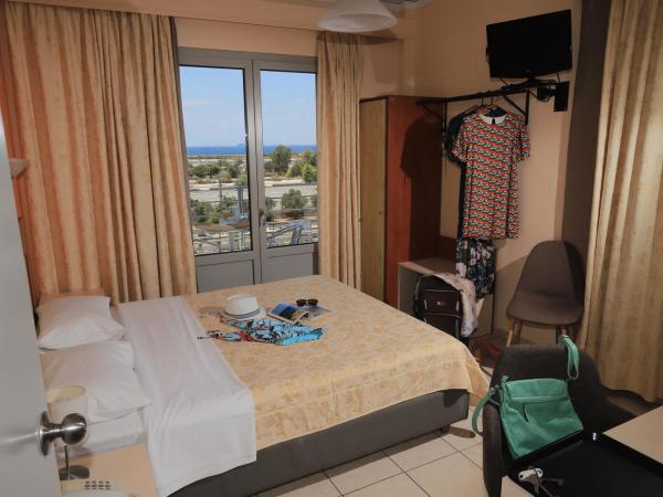 IKAROS Hotel ELLINIKO : photo 3 de la chambre chambre double ou lits jumeaux - vue latérale sur mer