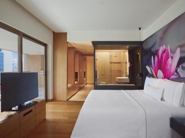 The Westin Hyderabad Mindspace : photo 2 de la chambre chambre lit king-size deluxe avec balcon