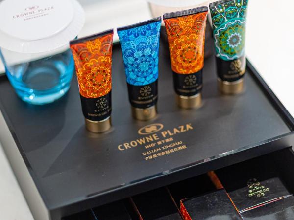 Crowne Plaza Dalian Xinghai, an IHG Hotel : photo 4 de la chambre chambre lits jumeaux standard avec accès au salon