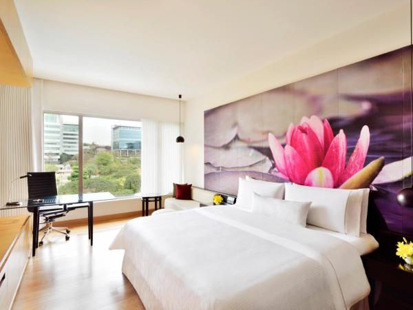 The Westin Hyderabad Mindspace : photo 1 de la chambre pool view, 1 king bed