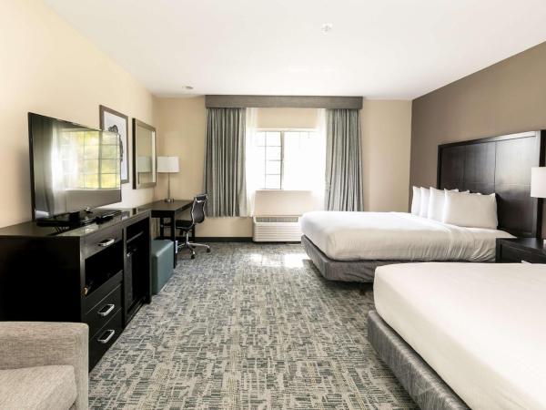 Best Western Inn & Suites San Diego Zoo -SeaWorld Area : photo 4 de la chambre chambre avec 2 lits queen-size et baignoire - accessible aux personnes à mobilité réduite - non-fumeurs