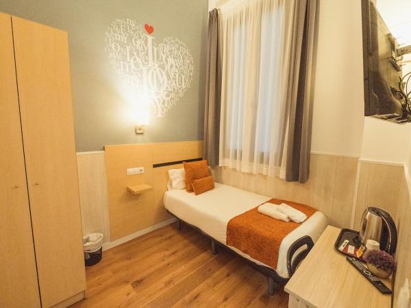 Hostal Live Natura Barcelona : photo 1 de la chambre chambre simple