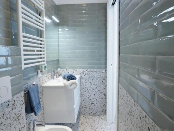 Zuara9Room Rimini : photo 3 de la chambre chambre simple avec salle de bains privative