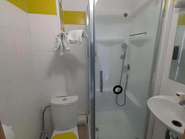 Hotel Au Spatial : photo 1 de la chambre chambre simple avec salle de bains 