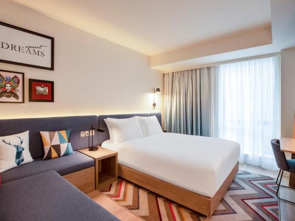 Hampton By Hilton London City : photo 8 de la chambre chambre familiale avec lit queen-size