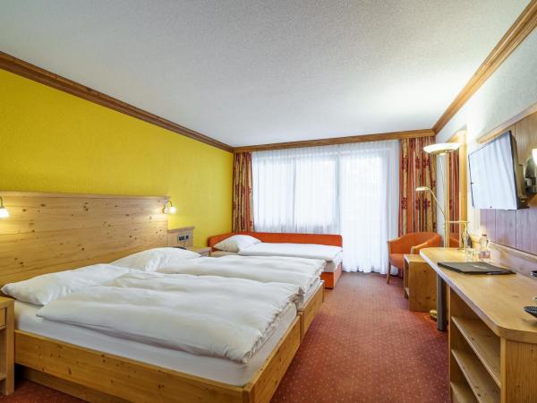 Hotel Alpenroyal : photo 1 de la chambre chambre triple avec balcon ou terrasse