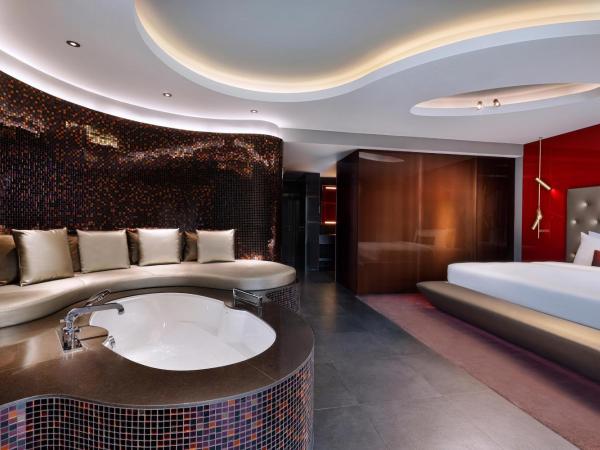 W Dubai - The Palm : photo 2 de la chambre marvelous suite, 1 bedroom suite, 1 king, balcony - access to aether bar, includes free flow of selected drinks from 4 pm-7 pm