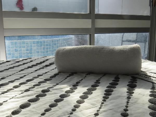 Kuirau Park Motor Lodge : photo 3 de la chambre chambre lit queen-size avec bain à remous