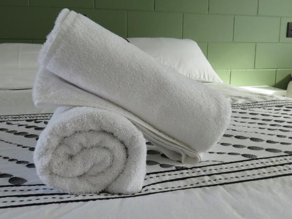 Kuirau Park Motor Lodge : photo 4 de la chambre chambre lit queen-size avec bain à remous