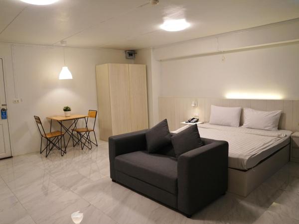 Viewplace Mansion Ladprao 130 : photo 9 de la chambre chambre double avec balcon (2 adultes + 1 enfant)