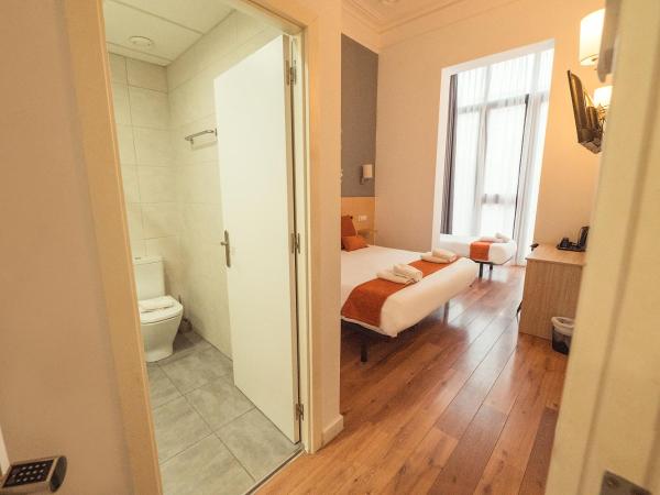 Hostal Live Natura Barcelona : photo 10 de la chambre chambre triple
