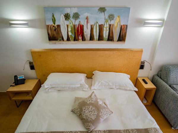 Taormina Panoramic Hotel : photo 4 de la chambre chambre familiale - vue latérale sur mer