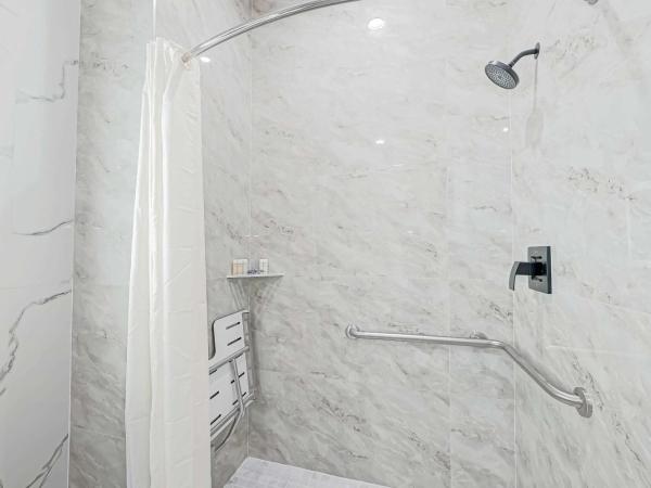 SureStay Hotel by Best Western Houston Southeast : photo 4 de la chambre queen suite with two queen beds and walk-in shower - disability access/non-smoking