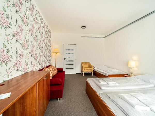 Hotel Fontána : photo 1 de la chambre chambre triple avec balcon