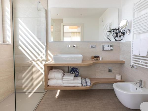 Hotel Le Soleil : photo 5 de la chambre chambre lit king-size avec baignoire spa