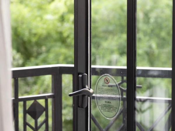 The Yangtze Boutique Shanghai - Free minibar for the first round of the day : photo 3 de la chambre boutique balcony king room - welcome fruit & welcome snacks *1 per stay ( up 2 persons )