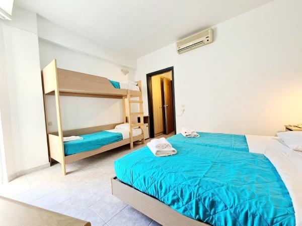 G92 City Hotel : photo 1 de la chambre chambre quadruple avec salle de bains privative