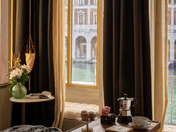 The Venice Venice Hotel : photo 3 de la chambre chambre lit king-size avec balcon - vue sur grand canal et le pont du rialto