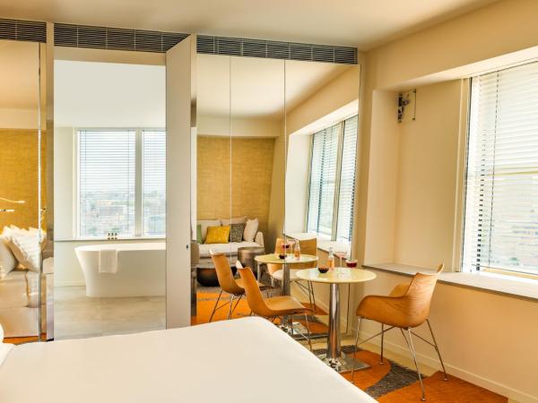 Too Hotel Paris - MGallery : photo 3 de la chambre junior king suite with city and eiffel tower view view