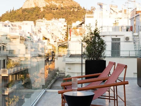 The Social Athens Hotel, a member of Radisson Individuals : photo 1 de la chambre suite penthouse avec terrasse - vue sur lycabette